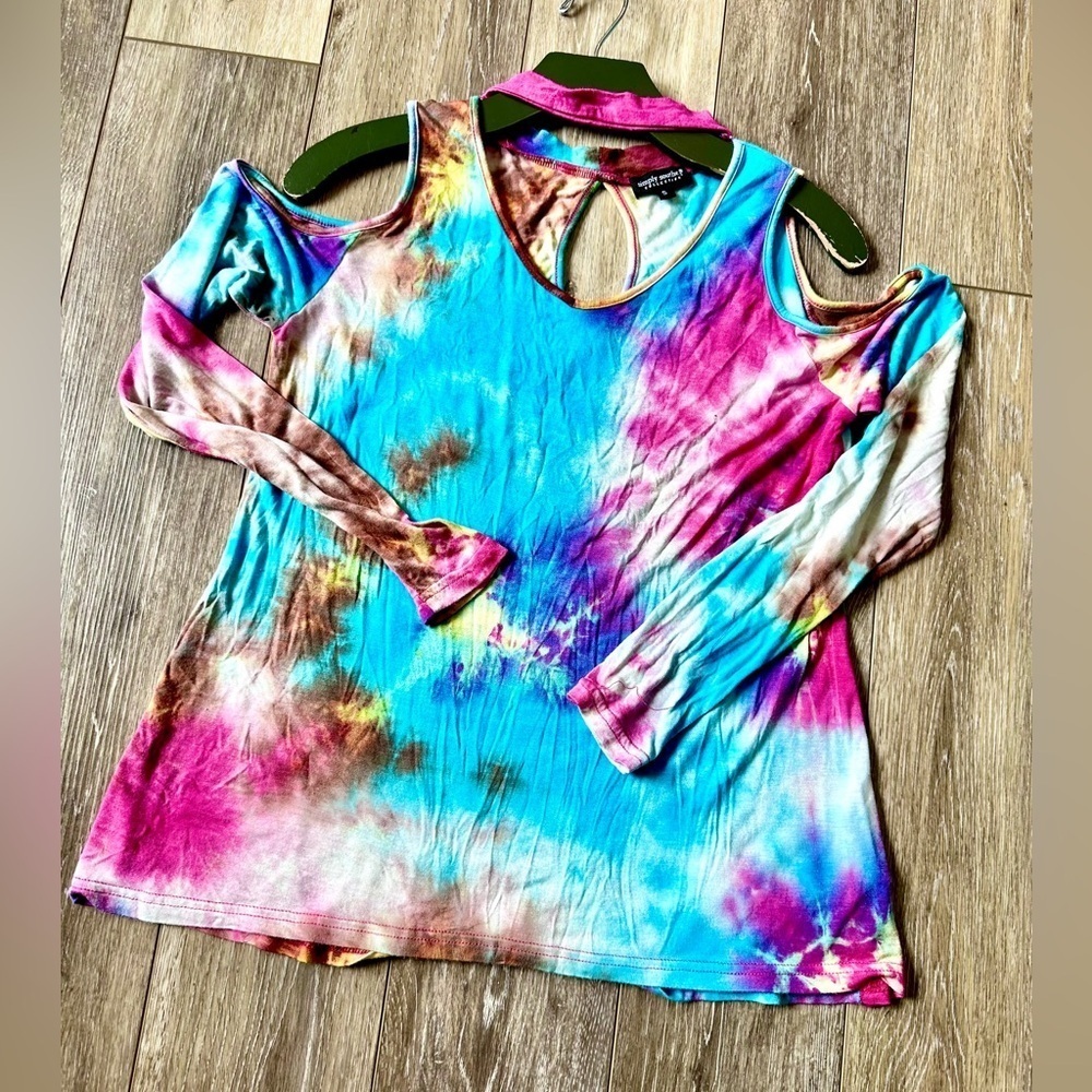 Tie-Dye Cold Shoulder Top Size Small excellent condition